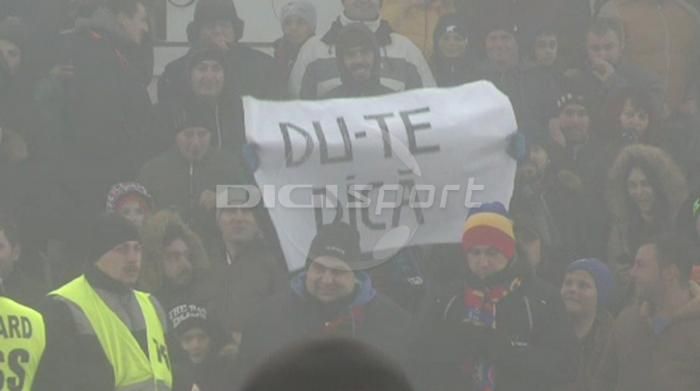 Doar asta s-a vazut la Pitesti :) Fanii nu au mai rezistat: banner dur pentru Dica! Mesajul afisat de suporteri_1