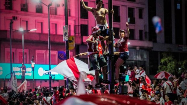 
	HAOS la Buenos Aires dupa victoria lui River Plate! Fanii au facut prapad si s-au luat la bataie cu politistii
