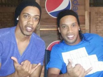 
	Si-a lasat SOSIA sa semneze autografe in locul lui! Gestul incredibil al lui Ronaldinho in Brazilia
