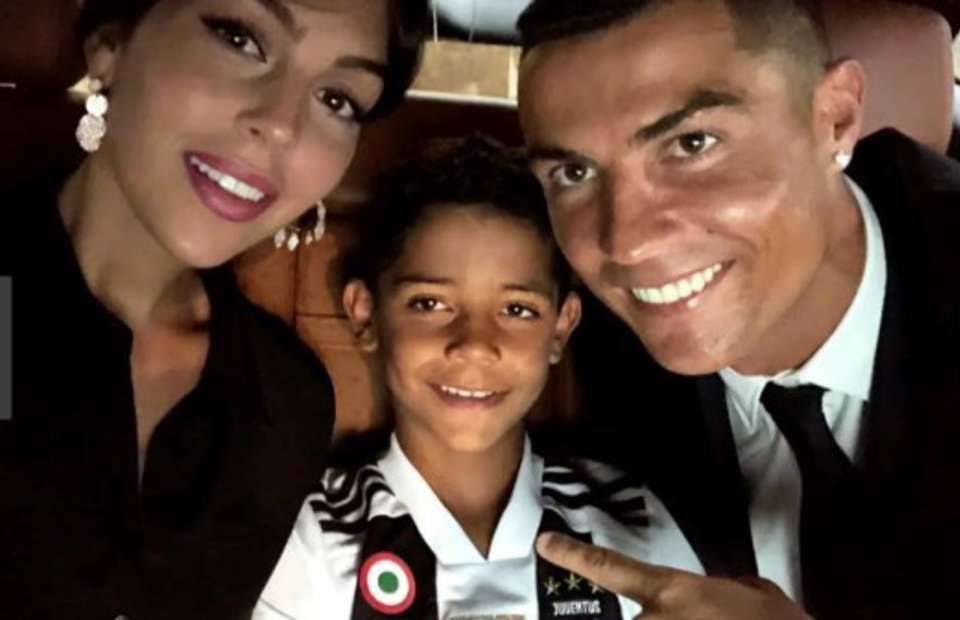 Ce surpriza i-a facut Ronaldo lui Cristiano Jr, de ziua lui! Fiul cel mare al lui CR7 a implinit 8 ani si a castigat primul sau trofeu_1