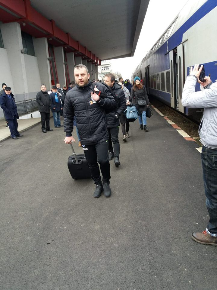Jucatorii Craiovei au venit cu trenul la Bucuresti pentru razboiul cu Dinamo! Ce surpriza au avut in gara_3