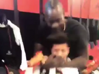 
	VIDEO: Cum glumeste Balotelli cu prietenii :) Si-a strans de gat un coleg si l-a tavalit pe jos! Reactia jucatorului
