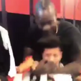 VIDEO: Cum glumeste Balotelli cu prietenii :) Si-a strans de gat un coleg si l-a tavalit pe jos! Reactia jucatorului