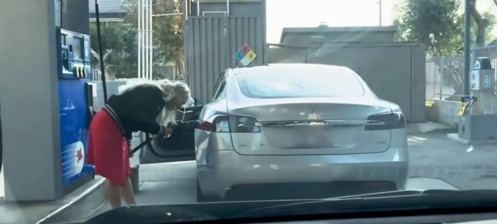 Tesla Benzina Tesla blonda masina electrica
