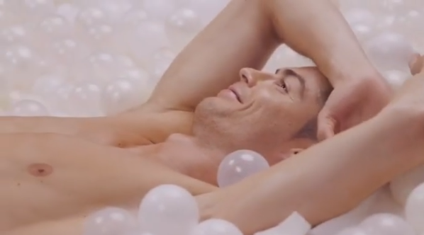 
	VIDEO INCENDIAR cu Cristiano Ronaldo! Starul portughez, in lenjerie intima in piscina cu bile pentru noul spot publicitar
