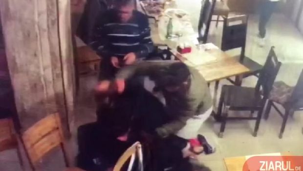 
	Incident HALUCINANT la Craiova! Un antrenor de box a fost umplut de sange intr-un bar! ATENTIE, IMAGINI SOCANTE

