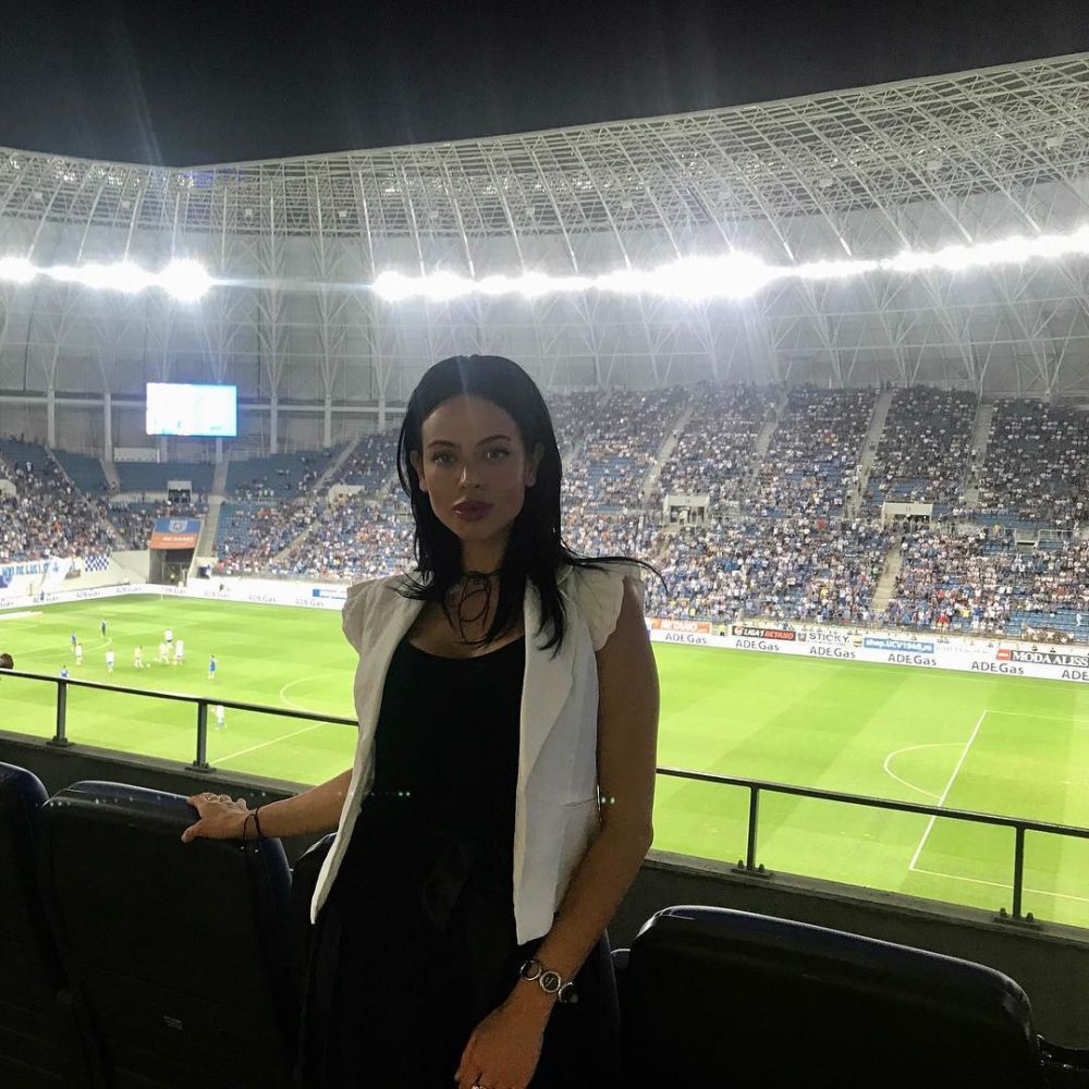 BOMBA SEXY de la FRF! Angajata care face furori pe retelele de socializare! Tatal ei a jucat la Steaua si Dinamo! FOTO_12