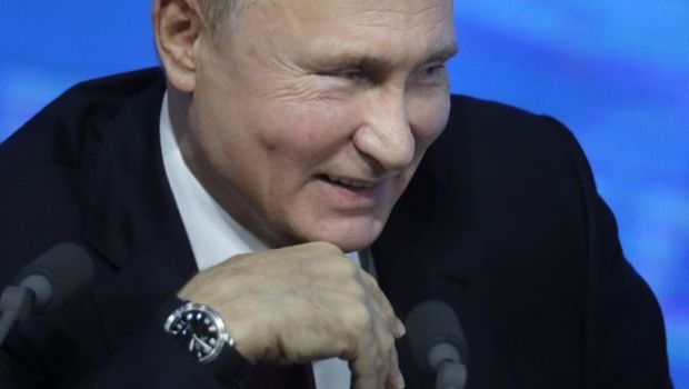 
	Avionul de 430 milioane al lui Putin are WC placat cu AUR, dormitor, sala de fitness si de conferinte. FOTO
