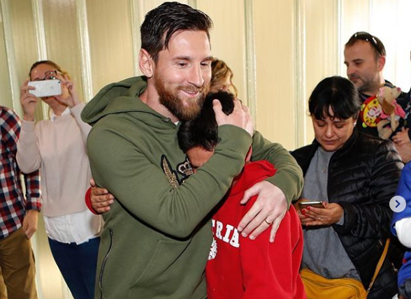 Povestea emotionanta din spatele acestei fotografii! Cine e pustiul care plange in bratele lui Leo Messi_4