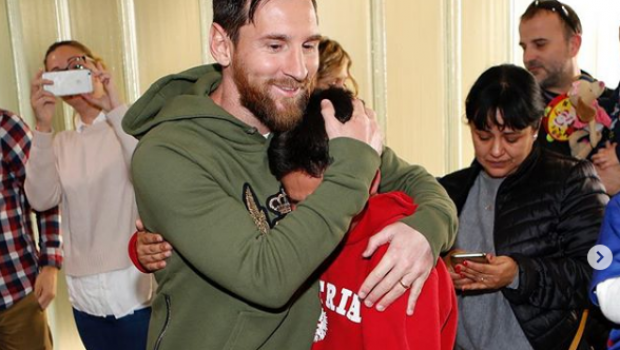
	Povestea emotionanta din spatele acestei fotografii! Cine e pustiul care plange in bratele lui Leo Messi

