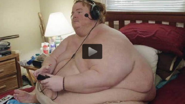 
	Cazul extrem al unui baiat obsedat de jocuri video: a ajuns la 317 kg si e blocat in casa! VIDEO
