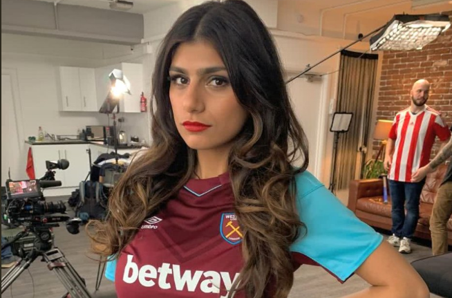Nimeni nu s-a mai uitat la meci! :)) Mia Khalifa s-a dus la West Ham - Arsenal ca sa-i sustina pe Ciocanari! Cum a aparut