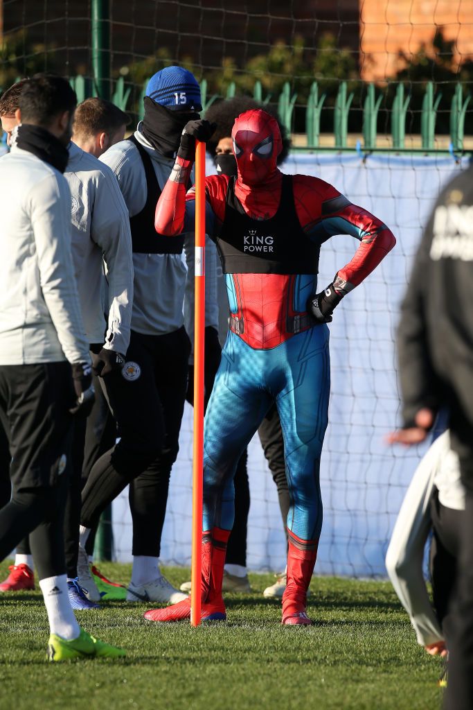 Aparitie surpriza la antrenamentul lui Leicester! Spider-Man s-a pregatit cot la cot cu jucatorii! Fotbalistul care se ascundea in spatele mastii!_1