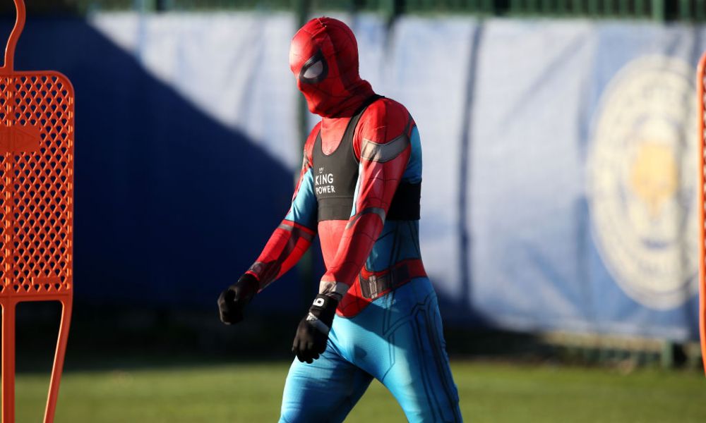 Aparitie surpriza la antrenamentul lui Leicester! Spider-Man s-a pregatit cot la cot cu jucatorii! Fotbalistul care se ascundea in spatele mastii!_2