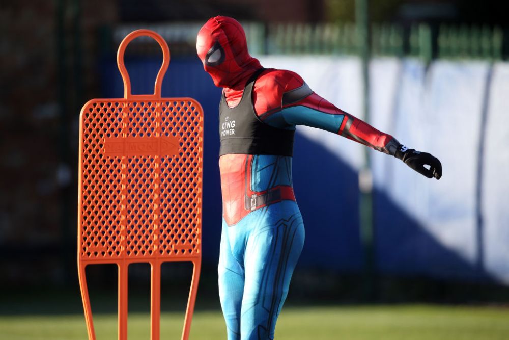 Aparitie surpriza la antrenamentul lui Leicester! Spider-Man s-a pregatit cot la cot cu jucatorii! Fotbalistul care se ascundea in spatele mastii!_4