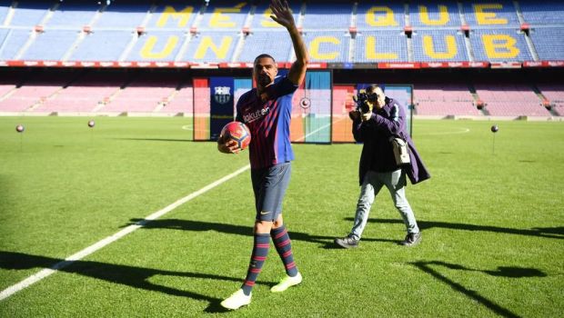
	Kevin Prince Boateng, prezentat oficial de Barcelona! A preluat fostul numar al lui Messi si anunta: &quot;Nu mai vreau sa plec de aici!&quot;
