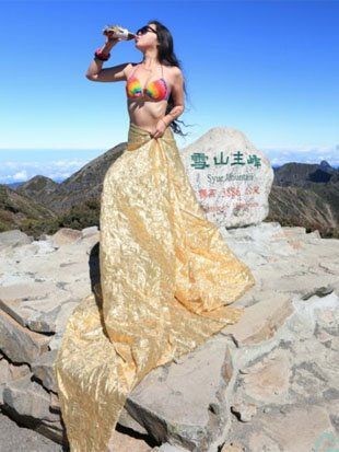 Gigi WU, modelul care se catara in bikini pe munti, a murit dupa ce a cazut intr-o rapa. FOTO_16