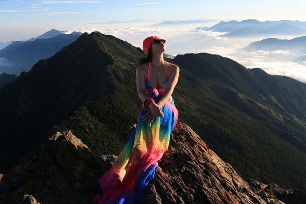 Gigi WU, modelul care se catara in bikini pe munti, a murit dupa ce a cazut intr-o rapa. FOTO_17