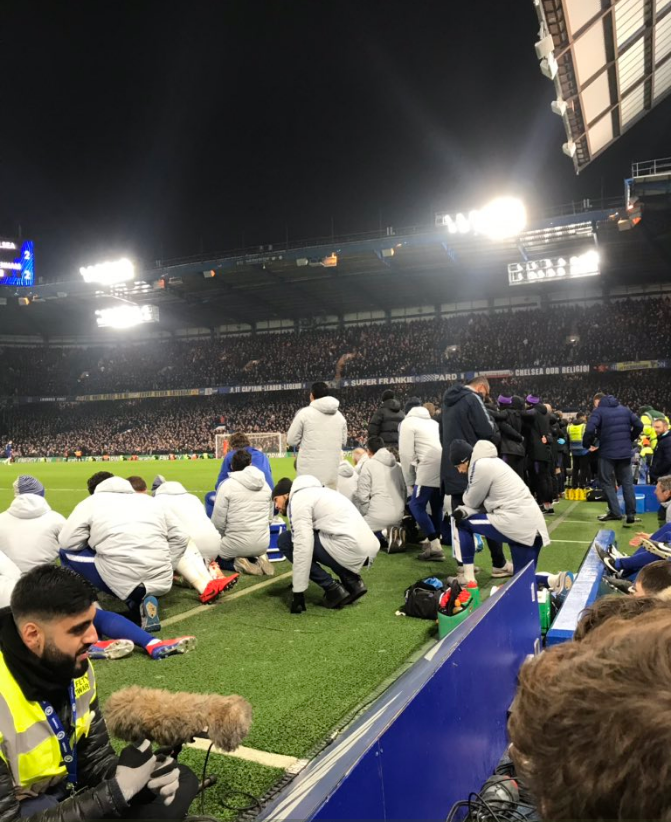 "Stati, ba, jos!" Ce s-a intamplat in timpul meciului Chelsea - Tottenham! Fanii au fost impresionati!_1