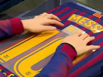 
	Premiera la Barcelona! Ce o sa apara inscriptionat pe tricourile jucatorilor diseara la El Clasico
