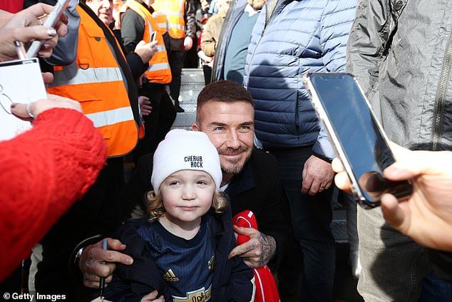 EXCLUSIV! Romanul care l-a impresionat pe Beckham cu un gol marcat de la centru: "Sper sa ajung la Manchester United!" Reusita etapei in Anglia. VIDEO_17