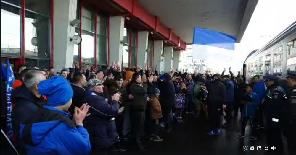 PLANETA CRAIOVA! Imagini din alta lume: suporterii au condus echipa la gara, au cantat si au afisat un banner special inainte de plecarea la Bucuresti // VIDEO_1