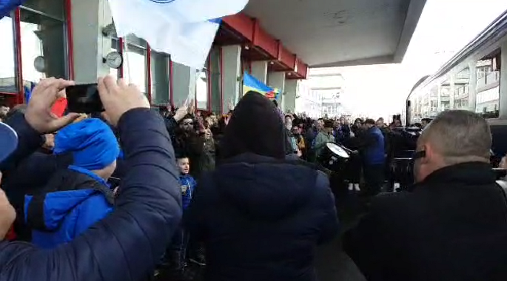 PLANETA CRAIOVA! Imagini din alta lume: suporterii au condus echipa la gara, au cantat si au afisat un banner special inainte de plecarea la Bucuresti // VIDEO_2