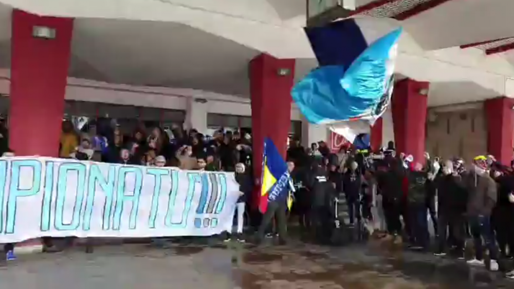 PLANETA CRAIOVA! Imagini din alta lume: suporterii au condus echipa la gara, au cantat si au afisat un banner special inainte de plecarea la Bucuresti // VIDEO_4