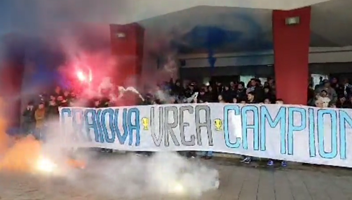 PLANETA CRAIOVA! Imagini din alta lume: suporterii au condus echipa la gara, au cantat si au afisat un banner special inainte de plecarea la Bucuresti // VIDEO_5