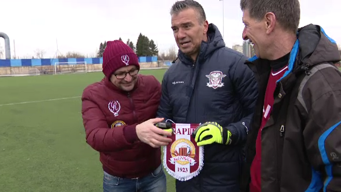 Faza zilei la meciul Rapidului: Pancu a primit un cadou de la Brigada Alcoolica Rapid :) VIDEO_1