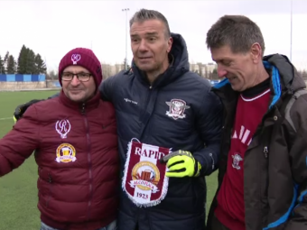 
	Faza zilei la meciul Rapidului: Pancu a primit un cadou de la Brigada Alcoolica Rapid :) VIDEO 
