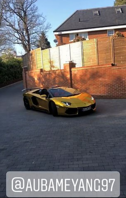 Ce-i mai trebuie Gheata de Aur, cand are deja Lamborghini de aur?! :) Starul care si-a placat bolidul cu foita de aur are in garaj masini de 2.000.000 euro. FOTO_1
