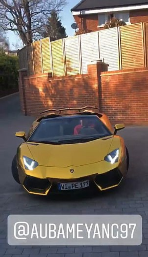 Ce-i mai trebuie Gheata de Aur, cand are deja Lamborghini de aur?! :) Starul care si-a placat bolidul cu foita de aur are in garaj masini de 2.000.000 euro. FOTO_2