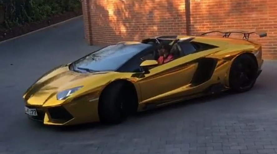 Ce-i mai trebuie Gheata de Aur, cand are deja Lamborghini de aur?! :) Starul care si-a placat bolidul cu foita de aur are in garaj masini de 2.000.000 euro. FOTO_3