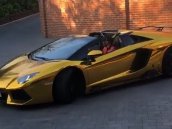 
	Ce-i mai trebuie Gheata de Aur, cand are deja Lamborghini de aur?! :) Starul care si-a placat bolidul cu foita de aur are in garaj masini de 2.000.000 euro. FOTO
