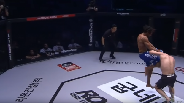 
	Momente socante pentru Khabib Nurmagomedov! Varul sau a suferit un KO BRUTAL, Khabib a sarit in ring cand a vazut faza! VIDEO
