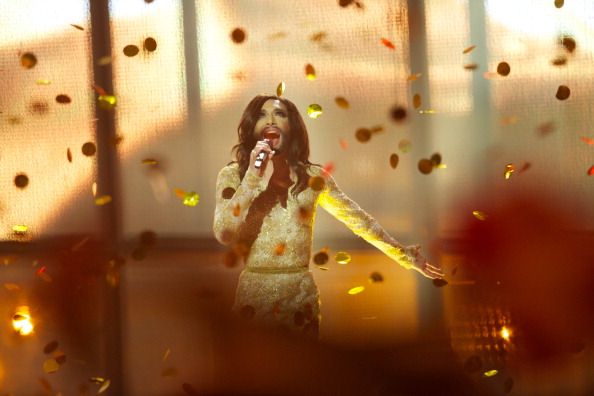 Conchita Wurst Campionatul Mondial de Sarituri cu Schiurile castigator Eurovision trofeu