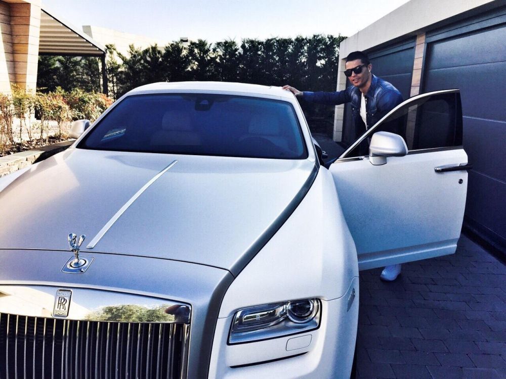 Cristiano Ronaldo nu se mai satura! Si-a luat un Rolls Royce de 400.000 de euro! Ce BOLIZI are in garaj. FOTO_6