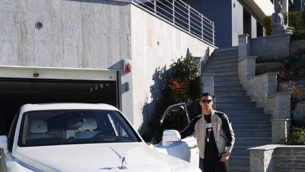 
	Cristiano Ronaldo nu se mai satura! Si-a luat un Rolls Royce de 400.000 de euro! Ce BOLIZI are in garaj. FOTO
