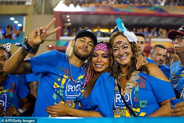 Cate iubite are Neymar? CATE VREA EL! Brazilianul a dansat cu o cantareata, apoi a "combinat" o blonda. Petrecere ca in filme la Carnavalul de la Rio. FOTO_1