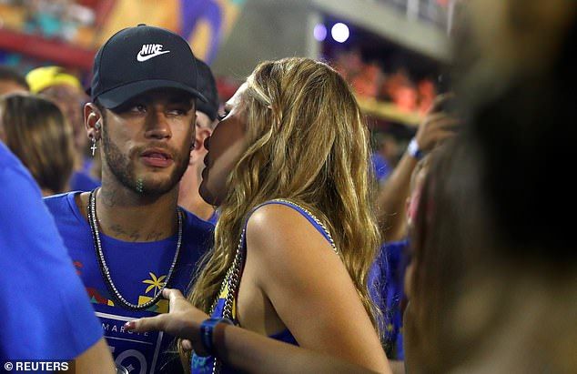 Cate iubite are Neymar? CATE VREA EL! Brazilianul a dansat cu o cantareata, apoi a "combinat" o blonda. Petrecere ca in filme la Carnavalul de la Rio. FOTO_2