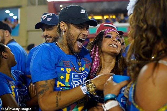 Cate iubite are Neymar? CATE VREA EL! Brazilianul a dansat cu o cantareata, apoi a "combinat" o blonda. Petrecere ca in filme la Carnavalul de la Rio. FOTO_6