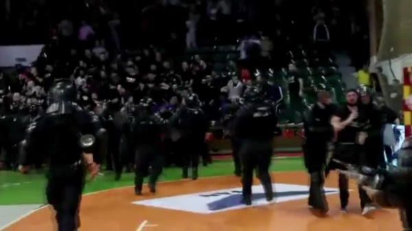 Absolut incredibil! Jandarmeria a folosit gaze lacrimogene in Sala Polivalenta dupa ce ultrasii de la Steaua si Dinamo s-au luat la bataie! SCENE IREALE in semifinalele Cupei | VIDEO_2