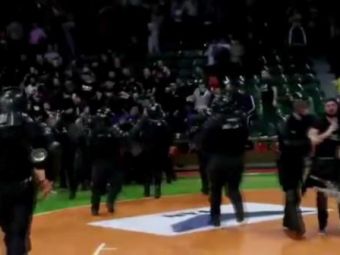 
	Absolut incredibil! Jandarmeria a folosit gaze lacrimogene in Sala Polivalenta dupa ce ultrasii de la Steaua si Dinamo s-au luat la bataie! SCENE IREALE in semifinalele Cupei | VIDEO 

