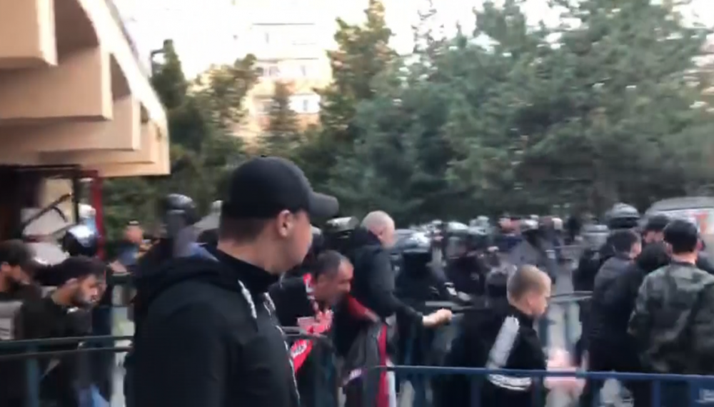 Atentie, imagini socante! Momentul in care galeria lui Dinamo este evacuata din sala de la Focsani! VIDEO_1