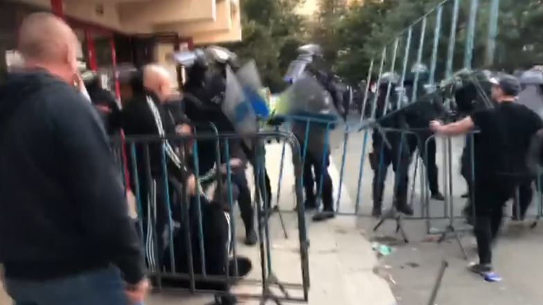 Atentie, imagini socante! Momentul in care galeria lui Dinamo este evacuata din sala de la Focsani! VIDEO_2