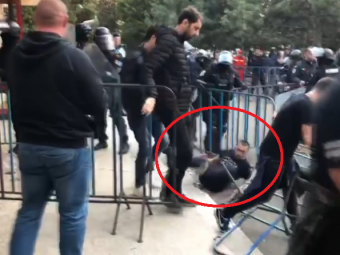 
	Atentie, imagini socante! Momentul in care galeria lui Dinamo este evacuata din sala de la Focsani! VIDEO
