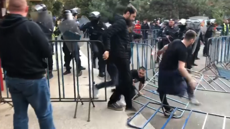 Atentie, imagini socante! Momentul in care galeria lui Dinamo este evacuata din sala de la Focsani! VIDEO_4