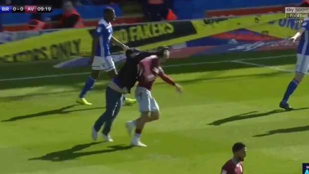 
	VIDEO Incident socant in Anglia: un suporter a intrat pe teren si i-a dat un pumn in fata unui fotbalist! Episodul Galamaz, reeditat
