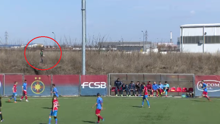 Cel mai pedepsit jucator de la FCSB - CSA Steaua: l-au trimis pe camp sa caute mingile printre balarii :) VIDEO_2